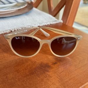 Ray-Ban RB4305 Barely Worn!